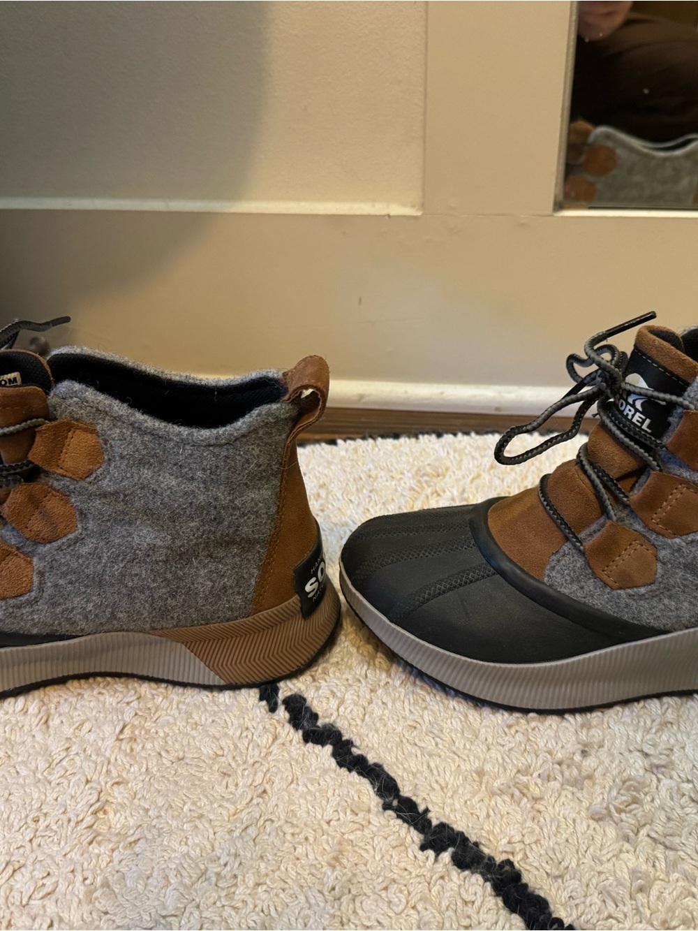 Sorel Out ‘n About women’s Tan Suede and Gray Winter Lace-Up Boots - Picture 3 of 5